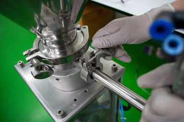 Disassembling the semi-automatic cream filling machine by hand,cream filling machine