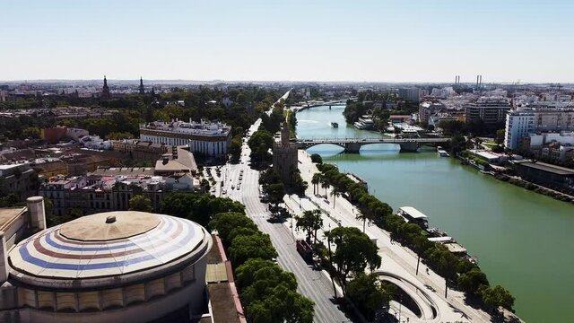 Maravilloso vuelo cerca de monumentos por Sevilla 