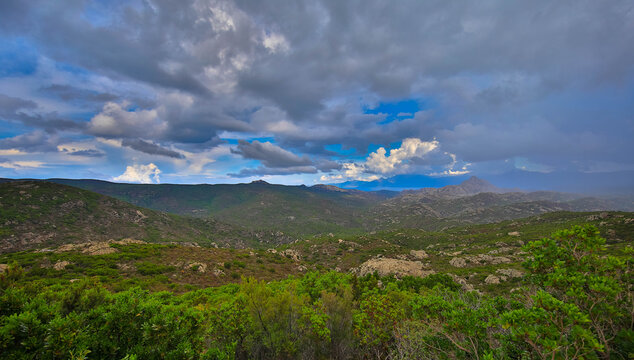 Sch&ouml;ne Berglandschaft in der W&uuml;ste des Agriates mit dramatischem Himmel, n&auml;he Saint Florent Korsika