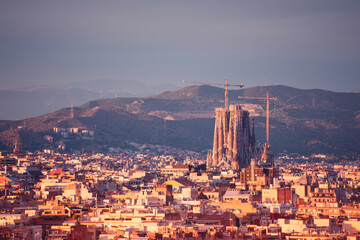 Vista panorámica de la Sagrada Familia y de la ciudad de Barcelona, España 2020