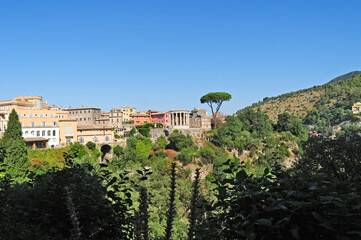Tivoli - Parco Villa Gregoriana,  vista sul tempio della Sibilla