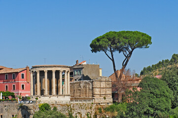 Tivoli - Parco Villa Gregoriana,  vista sul tempio della Sibilla
