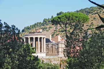 Fototapeta na wymiar Tivoli - Parco Villa Gregoriana, vista sul tempio della Sibilla