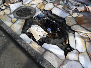 住宅の玄関先の水道工事