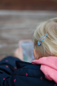 M&auml;dchen drau&szlig;en mit Smartphone