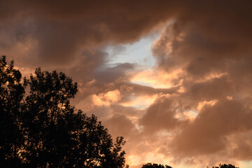 Fototapeta na wymiar Sonnenuntergang und Abendhimmel im Herbst