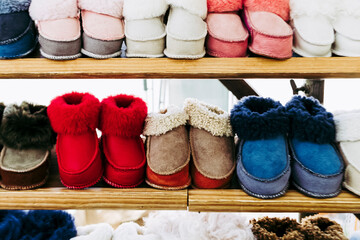Petits chaussons pour enfant en peau retournée fourré avec de la laine chaude - Chaussons d'hiver en laine