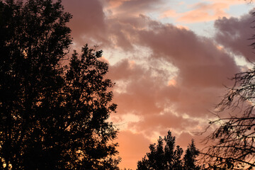 Obraz premium Sonnenuntergang und Abendhimmel im Herbst