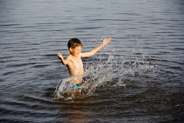 Fototapeta premium child playing by the water on the lake