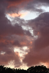 Obraz premium Sonnenuntergang und Abendhimmel im Herbst