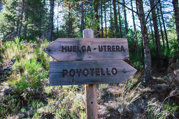 Sign in the middle of the mountain path where it indicates 