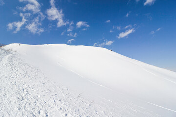 雪山の斜面にできたシュプール