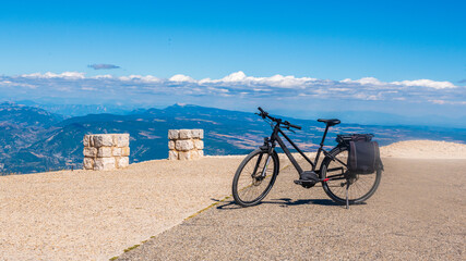 Panorama de la vue en haut du mont Ventoux, avec un vélo au premier plan, la vallée du Rhône et...