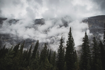 Cloudy sky mountains, cliff (Wolken vor Berge, Klippe)