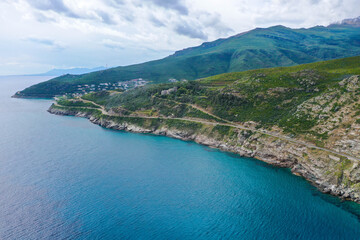 Drohnenblick auf die Küste Korsikas, Felsklippen am Mittelmeer. Cap Corse, Korsika, Golf von...