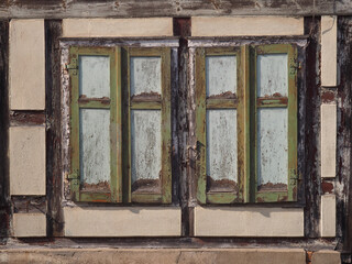 Verwitterte Hausfassade, Renovierung erforderlich