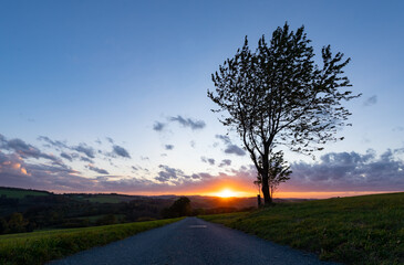 Fototapeta na wymiar Sauerland Sonnenuntergang Iserlohn Kesbern Deutschland Horizont Atmospäre Aussicht Panorama Herbst Wolken Himmel Sonne Farben Verlauf Kulisse Stimmung Bäume Wanderung Radtour Ruhrgebiet Westen 