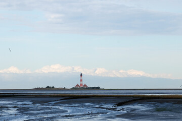 Wattenmeer bei Ebbe mit Leuchtturm