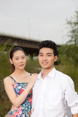 Obraz premium A young couple in the park for an outing