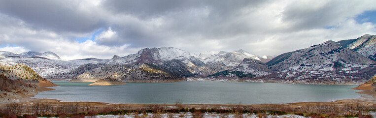 Obraz premium Winter landscape lake and snowy mountains