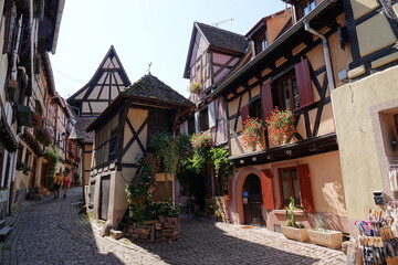 Fototapeta na wymiar Gasse in der Altstadt von Eguisheim