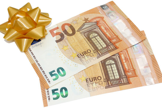 Billets de 50 euros avec noeud cadeau sur fond blanc