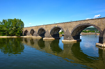 Balduinbrücke (steinernde Bogenbrücke) über die Mosel bei Koblenz. Erbaut im 14. Jahrhundert. / Balduin bridge (stone arched bridge) across the Moselle near Koblenz. Built in the 14th century. 