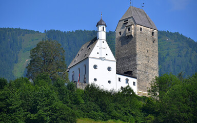 Fototapeta na wymiar Torre de defensa de la ciudad de Schwaz en el Tirol, Austria