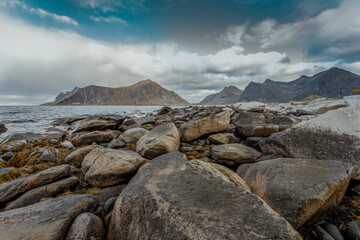 Wyspa Flakstadøya nalerząca do Archipelagu Lofoty w okręgu Nordland w Norwegii	