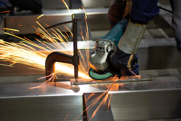 Metal workers use manual labor. Skilled welder.Technicians use steel cutting tools to cut steel. Metal cutting. The worker uses gas to cut steel.