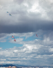 Fototapeta na wymiar Volando cometas un dia con viento y nubes en la Malvarrosa, Valencia
