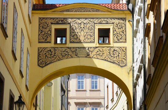 balcon esgrafiado renacentista en el barrio de Mala Strana de Praga, republica checa