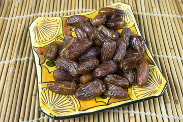 plat de dattes séchées sur une table