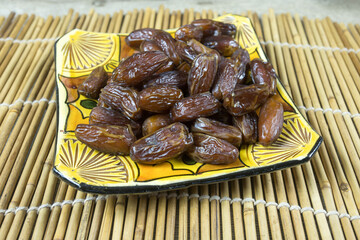 plat de dattes séchées sur une table