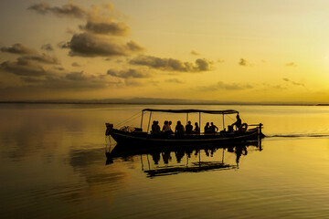 people watching the sunset in the Albufera of Valencia