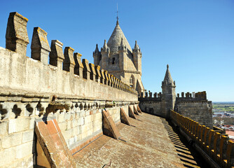 Obraz premium Tour on the roofs of Cathedral of Nossa Senhora da Assuncao in Evora. World Heritage City by Unesco. Alentejo Region, Portugal. 