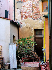 Fototapeta na wymiar Courtyard in Pisa in Italy