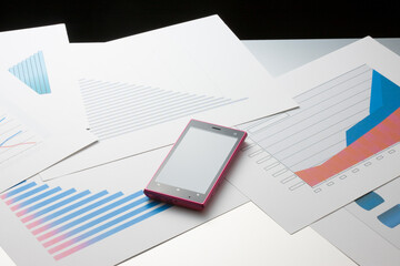 スマートフォンとグラフ資料