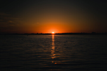Fototapeta na wymiar Sonnenuntergang über Wasser
