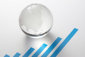 地球儀とグラフ資料