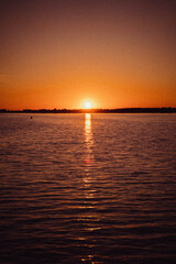 Sonnenuntergang über Wasser