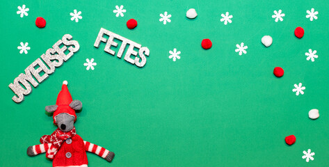 Décorations de fêtes de Noël sur fond vert avec emplacement pour un texte.