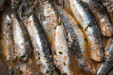 Pentola con deliziose sarde in umido 