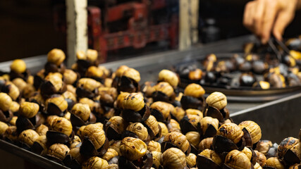One of the symbols of Istanbul's street food is roasted chestnuts and kuruz. In the light of the evening lighting, they are especially beautiful and tasty.