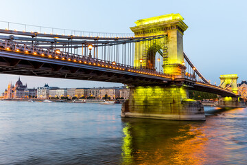 Fototapeta premium Chain Bridge and the Parliament in Budapest, Hungary