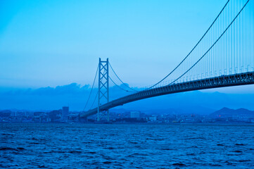 夕暮れの明石海峡大橋