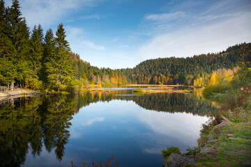 Fototapeta na wymiar Herbstlicher Lac de Lispach in den Vogesen