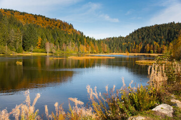 Herbstlicher Lac de Lispach in den Vogesen