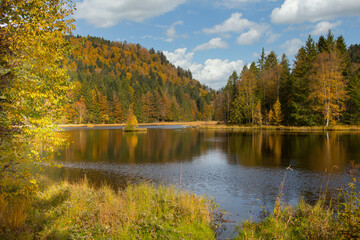 Herbstlicher Lac de Lispach in den Vogesen