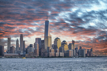 Obraz premium Amazing sunset colors of New York. Lower Manhattan skyline